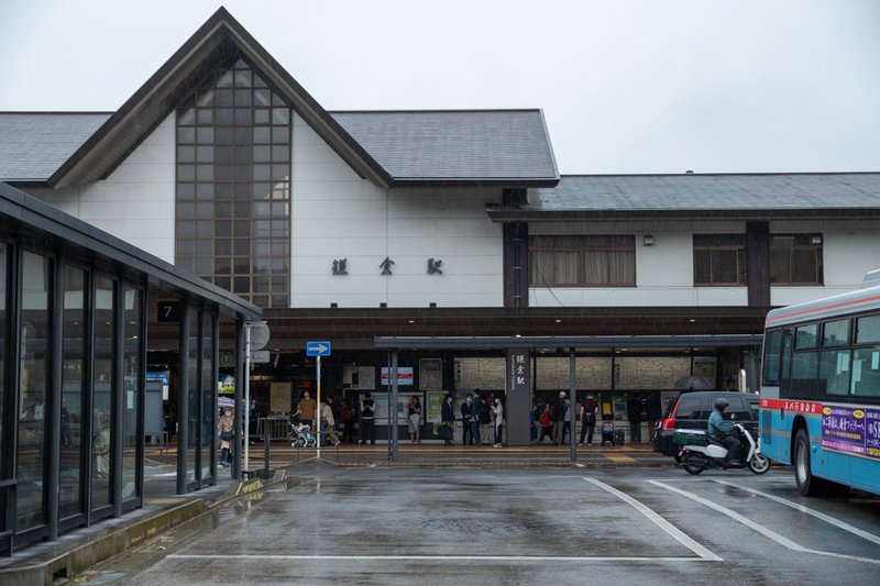 雨のJR鎌倉駅東口（2023-05-07）